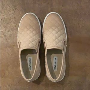 ECENTRCQ Steve Madden Flat Sneakers. Rose color.